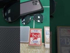 Mencopet Kartu Bermerek Kacamata Matahari yang Cerah Untuk Melihat Melalui Kartu